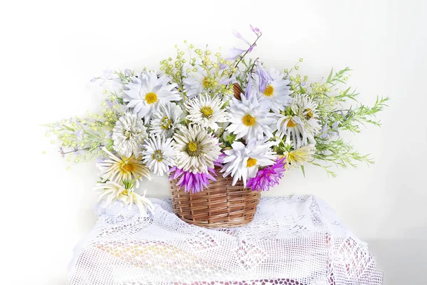 Flores Brancas Uma Cesta Isolada Fundo Branco Dálias Brancas Zinnias — Fotografia de Stock