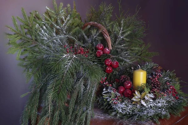 Weihnachtsfeier Dekoration Weihnachten Hintergrund Mit Zweigen Des Weihnachtsbaums Bunte Kugeln — Stockfoto