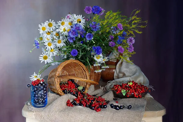 Sepette bir buket taze yabani çiçek. Hala yaz çiçekleri.