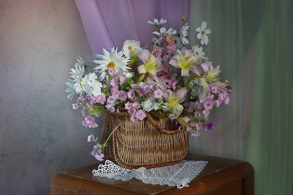 Prachtig Boeket Witte Roze Bloemen Een Rieten Mandje Stilleven Van — Stockfoto