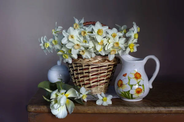 Stilleven Voorjaar Bloemen Een Vaas Tafel Narcissen Geïsoleerd Bruine Achtergrond — Stockfoto