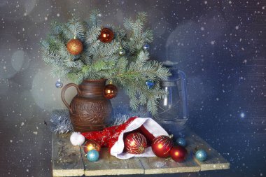 Vazodaki mavi bir Noel ağacının dalları ve muhteşem bir arkaplanda Noel topları. Noel fotoğrafı..