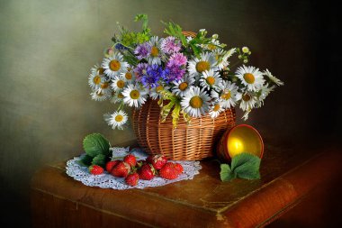 Papatyalar ve olgun çilek ile natürmort