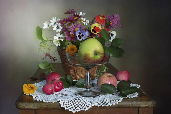 Renkli Çiçeklerle Dolu Bir Buket Olgun Elmalarla Dolu Bir Vazoda — Stok fotoğraf