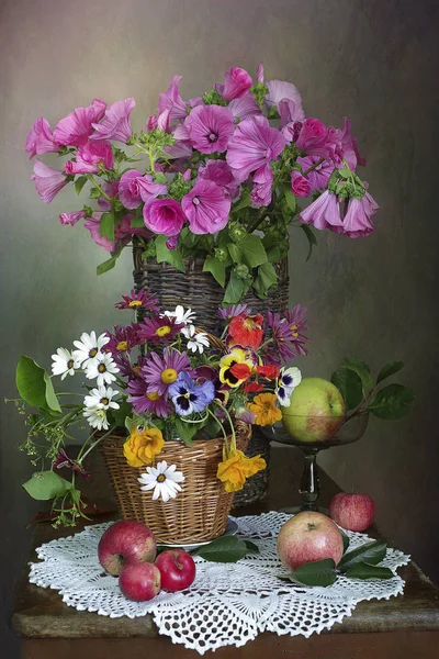 Stilleven Met Een Boeket Kleurrijke Bloemen Rijpe Appels Een Vaas — Stockfoto
