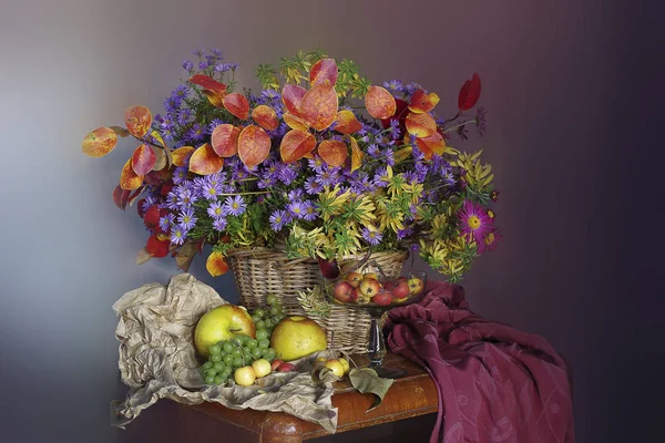 Sonbahar Yaprakları Çiçeklerle Dolu Bir Sepetin Içinde Renkli Bir Arka — Stok fotoğraf