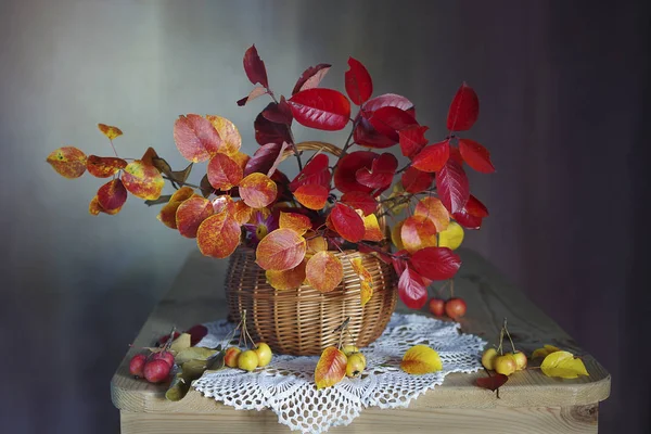 房间里静谧的生活 秋天的树叶和花朵在一个有色的背景的篮子里 — 图库照片