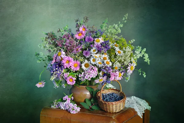 Vazoda bir buket taze yabani çiçek. Durgun yaz çiçekleri.