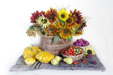 Ayçiçekleri ve sebzelerle dolu sakin bir hayat, beyaz arka planda izole edilmiş meyveler.