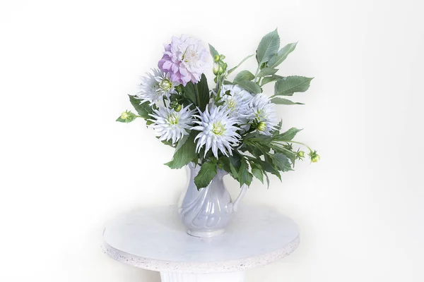 Nature Morte Dahlias Blanches Dans Vase Isolé Sur Fond Blanc — Photo