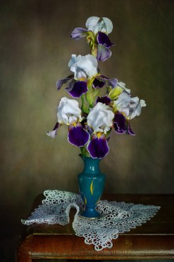 Natürmort süsen masada bir vazoda güzel bir buket