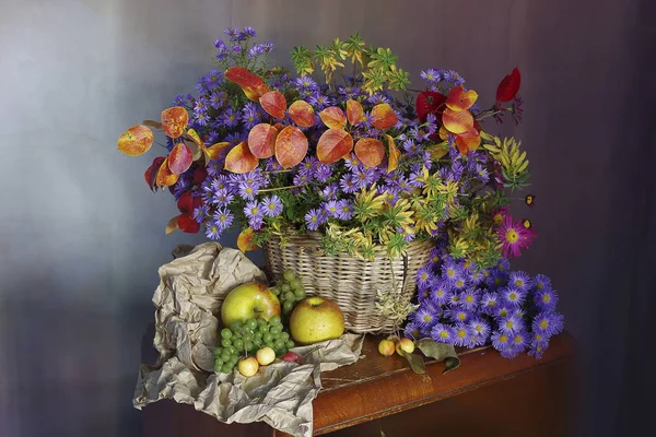 Stilleven Met Herfstbladeren Bloemen Een Mandje Een Gekleurde Achtergrond Kamer — Stockfoto