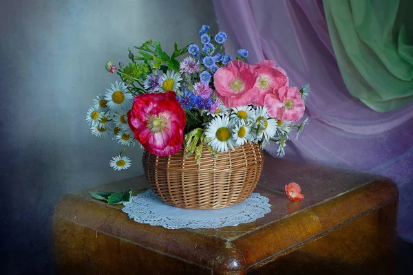 Sepette Bir Buket Taze Yabani Çiçek Hala Yaz Çiçekleri — Stok fotoğraf