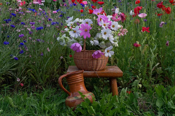 Hermosa Composición Jardinería Verano Ramo Flores Rojas Una Canasta Mimbre — Foto de Stock