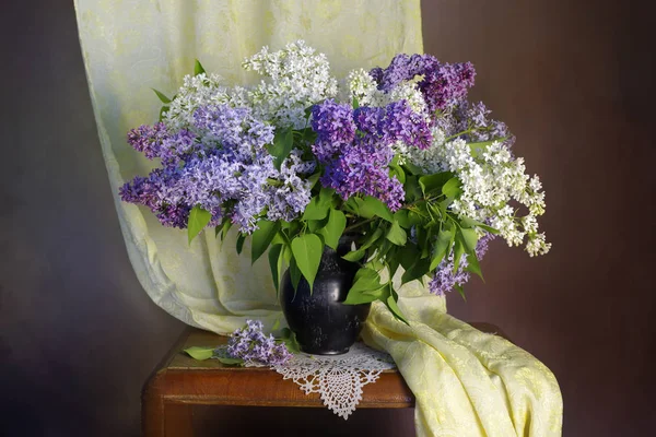 Bodegón Con Lilacs Vaso Ramo Lila Blanca Lila Sobre Fondo — Foto de Stock