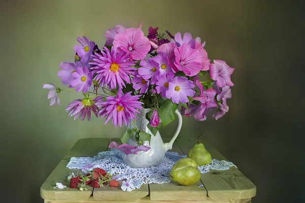 Stilleven Met Een Boeket Roze Bloemen Een Vaas Met Bessen — Stockfoto