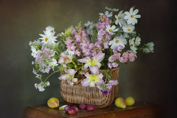 Nature Morte Avec Bouquet Fleurs Roses Blanches Poires Prunes Isolées — Photo