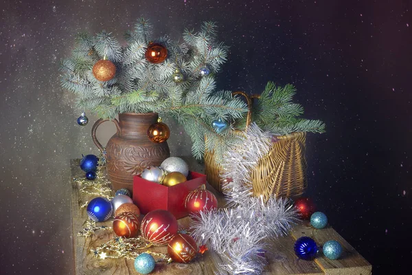 Zweige Eines Blauen Weihnachtsbaums Einer Vase Und Weihnachtskugeln Auf Einem — Stockfoto