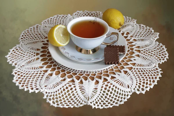 Чашка Горячего Чая Лимоны Белой Салфетке Столе — стоковое фото