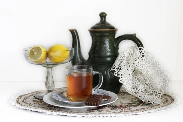 Чашка Чайник Горячим Чаем Лимонами Белой Салфетке Столе Изолированном Белом — стоковое фото