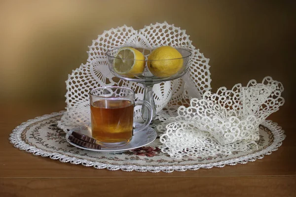 Masada Beyaz Bir Peçete Üzerinde Sıcak Çay Limon — Stok fotoğraf