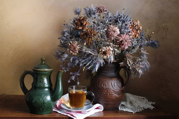 Buquê Flores Secas Vaso Uma Xícara Chá Bule Mesa Fundo — Fotografia de Stock