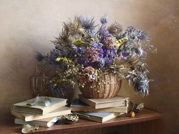 Bodegón Con Flores Secas Libros Sobre Mesa — Foto de Stock