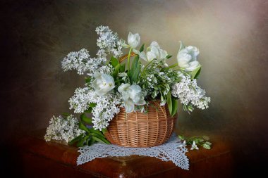 Hayat hala bir buket beyaz leylak ve kırmızı laledir..