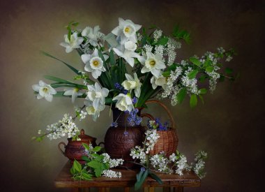 Bahar çiçekleri. Bir buket sarı nergis çiçeği.