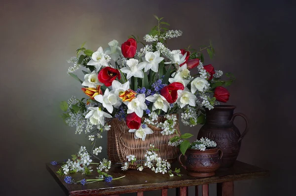 Natureza Morta Com Tulipas Vermelhas Narcisos Jacintos Casa — Fotografia de Stock