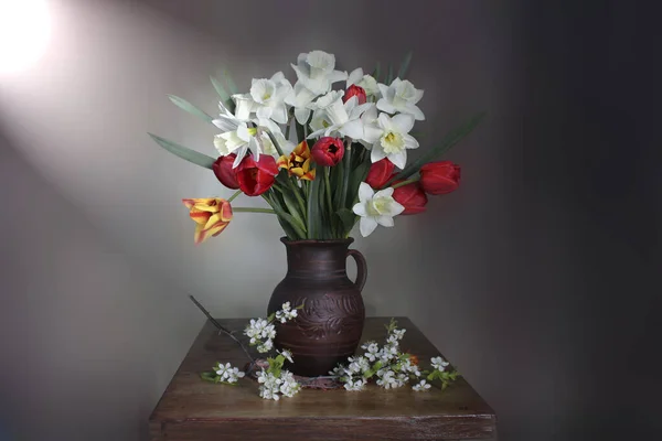 Natura Morta Con Tulipano Rosso Narcisi Giacinti Casa — Foto Stock