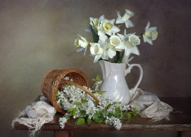 Bir sepetin içindeki güzel bir buket karahindiba, arka planda izole edilmiş. Çiçekler..