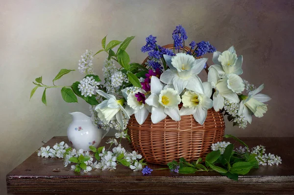 Nergislerle, evde sümbüllerle dolu bir hayat..