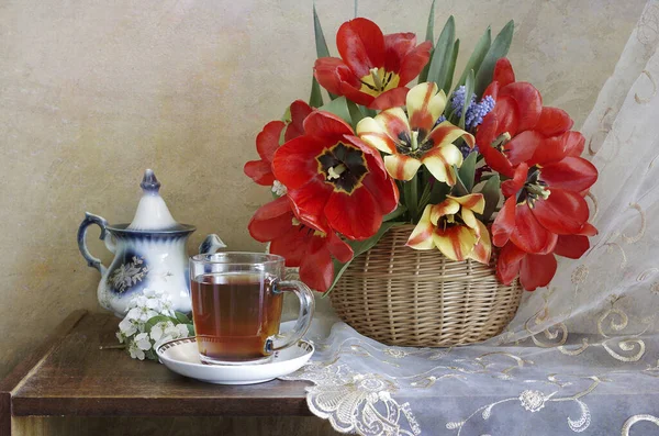 Чашка Чая Столе Красивым Букетом Цветов Тюльпан — стоковое фото