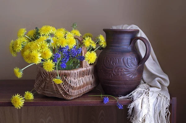 Frumos Buchet Păpădie Într Coș Izolat Fundal Luminos Spring Flori — Fotografie, imagine de stoc