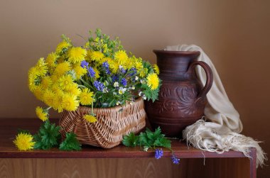 Bir sepetin içindeki güzel bir buket karahindiba, arka planda izole edilmiş. Çiçekler..