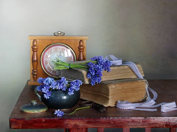 Bodegón Con Flores Primavera Nevadas Libros Antiguos Reloj Sobre Mesa — Foto de Stock