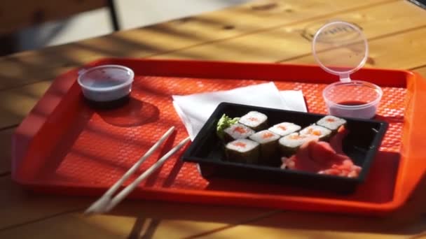 Sushi set på en bricka på en uteservering — Stockvideo