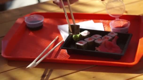 Suşi ayarlar. İnsan eli tarafından chopsticks soya sosu Kupası'nda bir suşi dips — Stok video