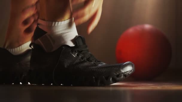 Спортсмен носить кросівки та зав'язування шнурівки — стокове відео