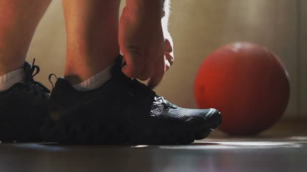 De atleet draagt sneakers en koppelverkoop schoenveters — Stockvideo