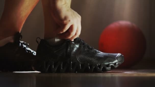 Ο αθλητής φοράει αθλητικά παπούτσια και δένοντας κορδόνια — Αρχείο Βίντεο