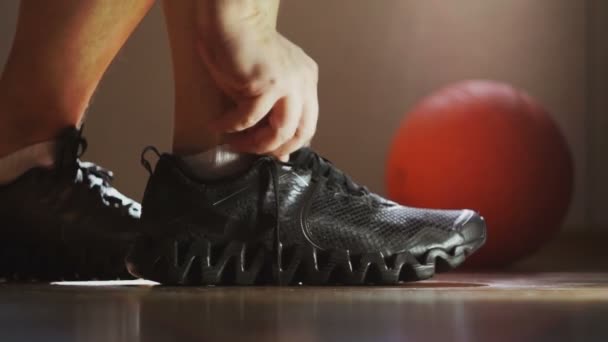 Idrottaren bär sneakers och knyta skosnören — Stockvideo