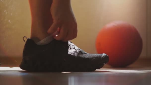 Спортсмен носит кроссовки и завязывает шнурки — стоковое видео