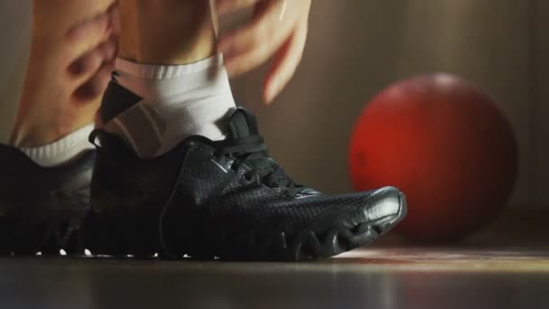 Atlet spor ayakkabı ve bağlama ayakkabı bağcığı giyer — Stok video