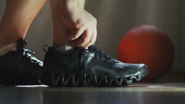 El atleta lleva zapatillas y cordones — Vídeos de Stock