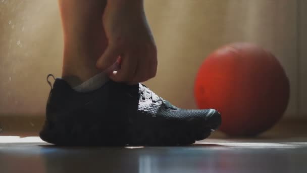 スニーカーと靴ひも結ぶ選手が着ています。 — ストック動画