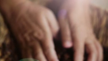 Kahve Ben'ler bir avuç avuç alıp kadın