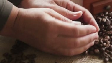 Kadın kahve çekirdekleri bir antik Kahve değirmeni koyar. Ağır çekim