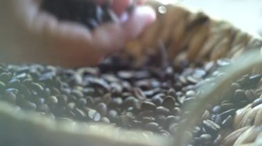 Kahve Ben'ler bir avuç avuç alıp kadın